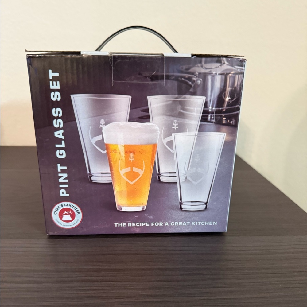 NEVER BEEN USED FOUR PINT GLASS SET.